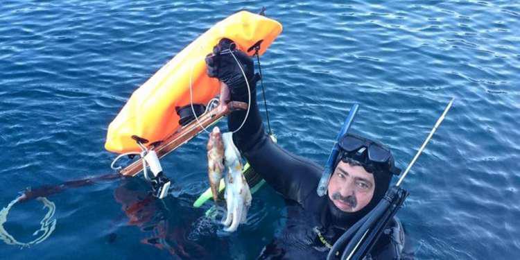 Με ψαροντούφεκο στη... Μακρόνησο ο Πολάκης [εικόνα]