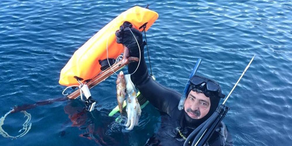 Με ψαροντούφεκο στη... Μακρόνησο ο Πολάκης [εικόνα]