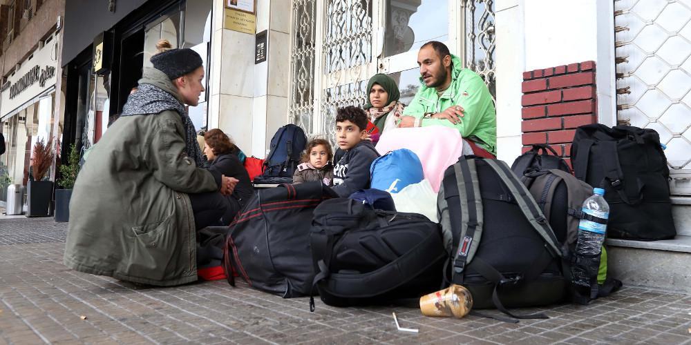 Times: Γκέτο τα κέντρα φιλοξενίας προσφύγων στην Ελλάδα - Γυναίκες φορούν πάνες για μην βιαστούν