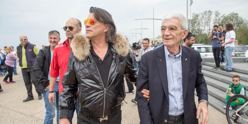 Μπουτάρης – Ψινάκης χορεύουν στο ρεβεγιόν στην πλατεία Αριστοτέλους [βίντεο]