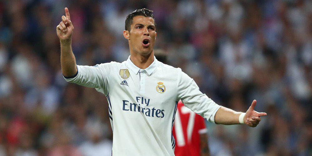 Ο Ρονάλντο δίνει χαρά στο παιδάκι που τον συνόδευε [βίντεο]