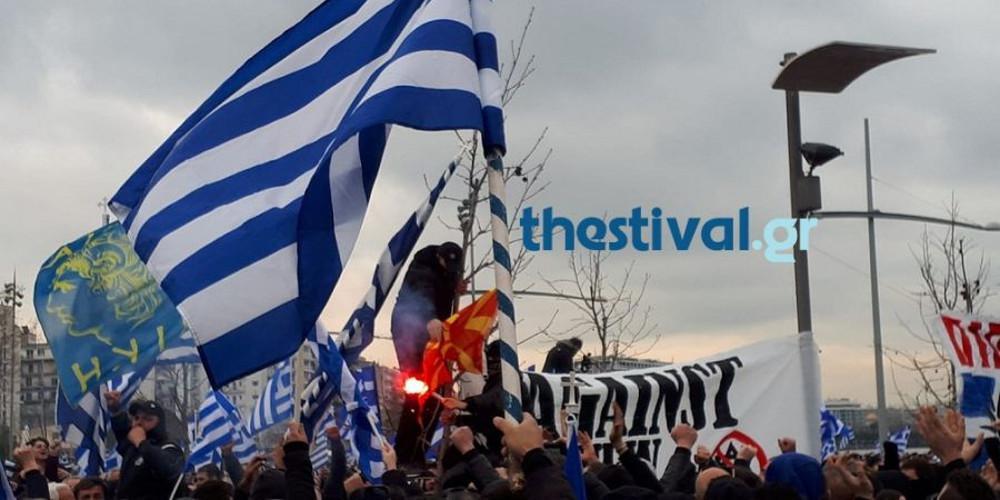 Φωτιά σε σημαία των Σκοπίων και συνθήματα κατά του Μπουτάρη στο συλλαλητήριο για τη Μακεδονία