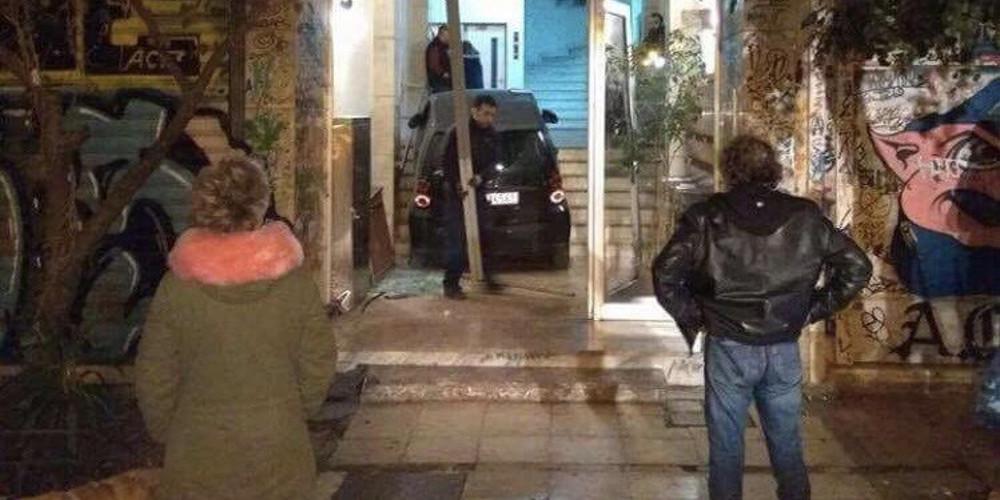 Απίστευτο περιστατικό: Smart «καρφώθηκε» σε είσοδο πολυκατοικίας στα Εξάρχεια [εικόνα]