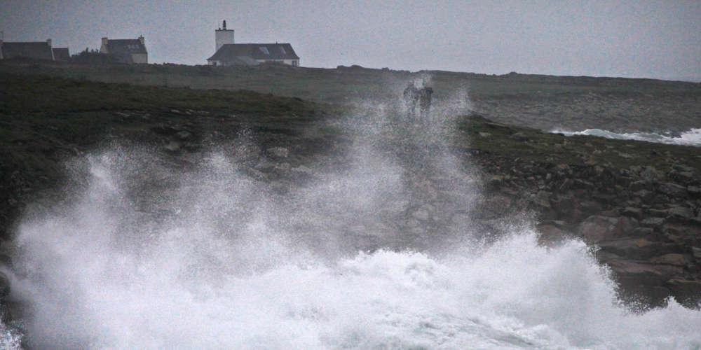 Στο σκοτάδι η Γαλλία μετά την καταιγίδα Eleanor