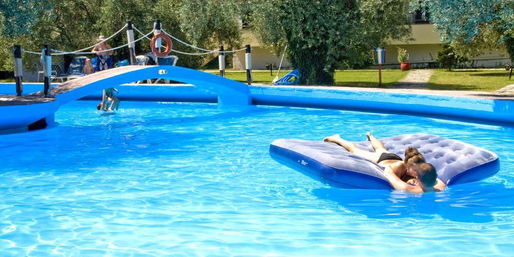 Ο ελληνικός τουρισμός βάλλεται από υψηλούς φόρους