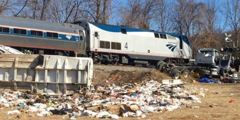 Tρένο που μετέφερε μέλη του Κογκρέσου συγκρούστηκε με φορτηγό