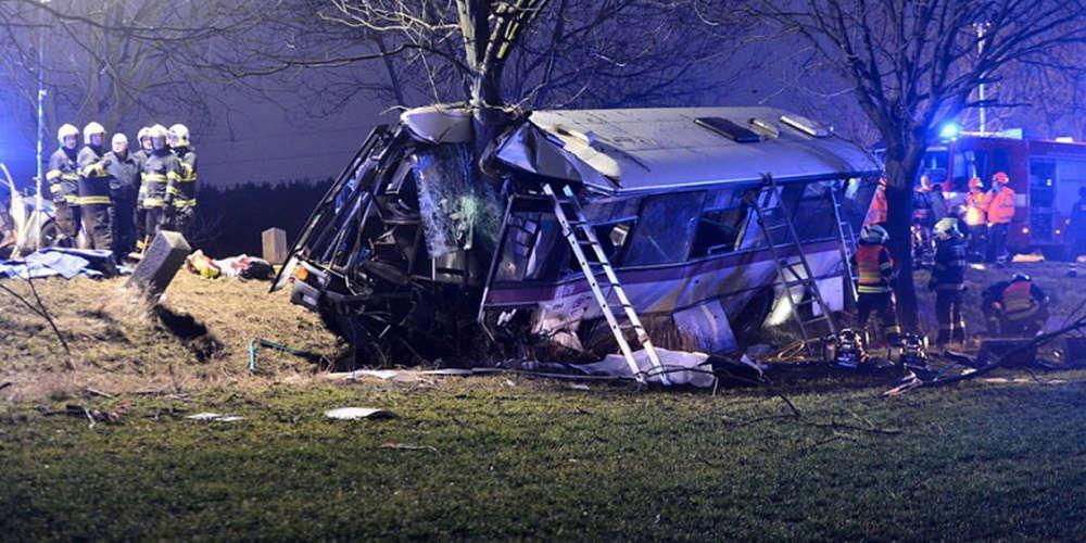 Τουλάχιστον 3 νεκροί και 30 τραυματίες σε τροχαίο με λεωφορείο στην Πράγα