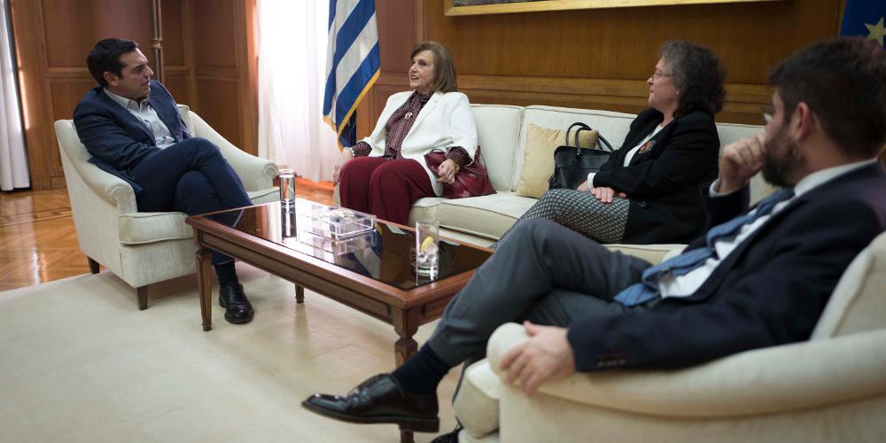 Τσίπρας σε Μεγαλοοικονόμου: Βγαίνουμε από την κρίση με σταθερά βήματα