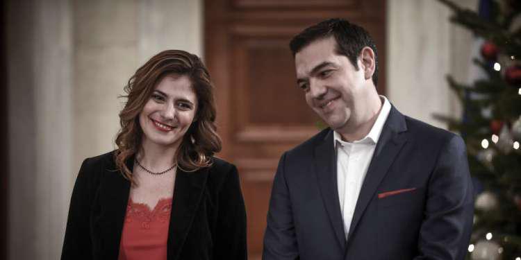 Στην παράσταση «Ξύπνα Βασίλη» ο Αλέξης Τσίπρας μαζί με την Μπέτυ Μπαζιάνα [βίντεο]