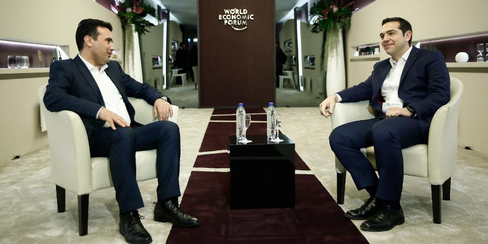 Σε εξέλιξη η κρίσιμη συνάντηση Τσίπρα-Ζάεφ στο Νταβός