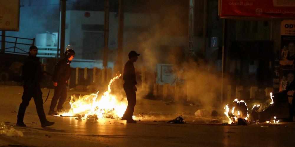 Βγήκε στον δρόμο ο στρατός στην Τυνησία – Χάος από τις διαδηλώσεις
