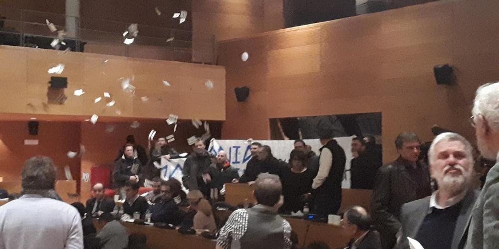 «Ντου» μελών της Χρυσής Αυγής στο δημοτικό συμβούλιο της Θεσσαλονίκης [βίντεο]