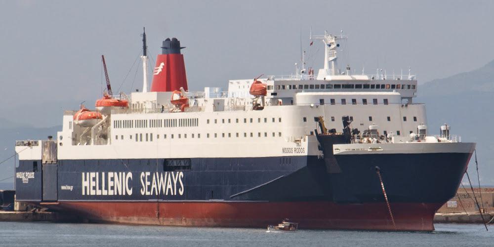 Στο λιμάνι του Πειραιά επέστρεψε το πλοίο «Νήσος Ρόδος» λόγω μηχανικής βλάβης