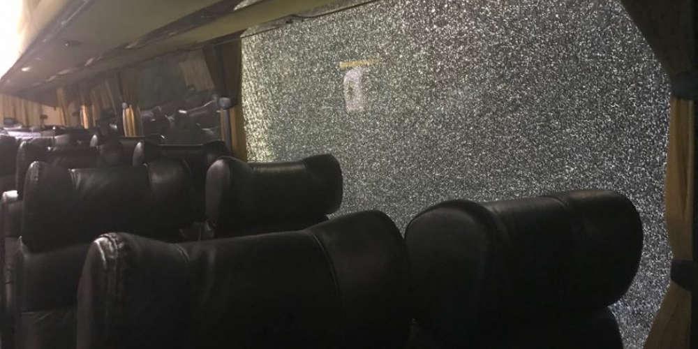 Επίθεση με πέτρες στο πούλμαν της ΑΕΚ!