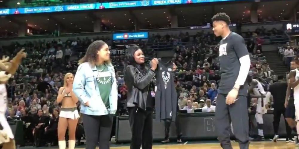 Ο Αντετοκούνμπο πήρε την φανέλα του για το All Star από την μητέρα του [βίντεο]