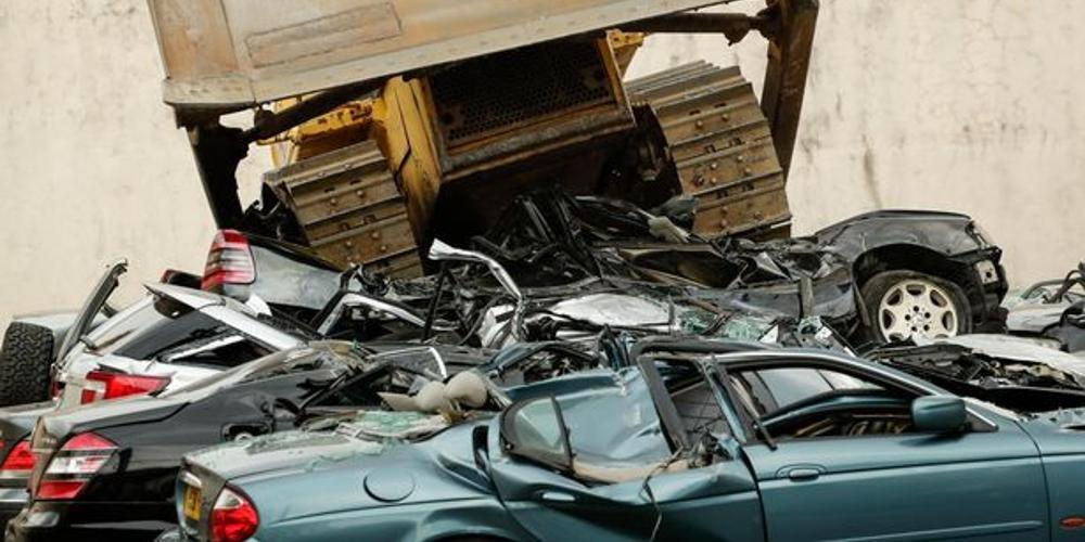 Ο Ντουτέρτε «ξαναχτύπησε»: «Έλιωσε» με μπουλντόζες πανάκριβα αυτοκίνητα [εικόνες & βίντεο]