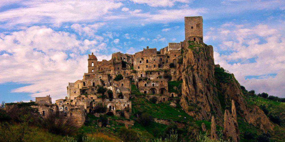 Διάσημα αξιοθέατα που κατέληξαν... σαν την καλαμιά στον κάμπο! [εικόνες]