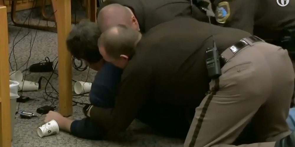 Ξέφυγε η κατάσταση στη δίκη του Λάρι Νασάρ – Αποπειράθηκε να τον χτυπήσει πατέρας αθλήτριας [βίντεο]