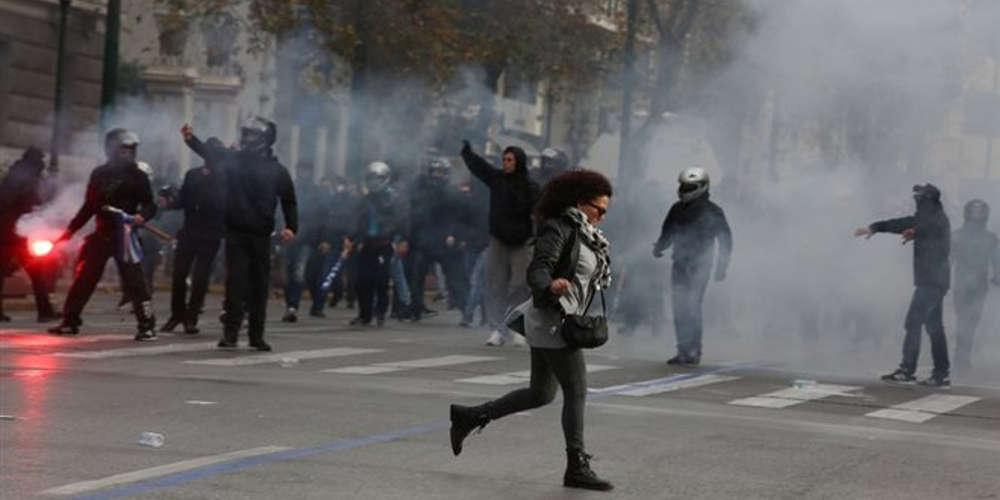 Κουκουλοφόροι σπάνε τράπεζες στην πλατεία Κάνιγγος