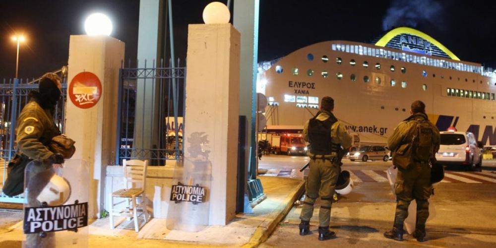 Σκηνικό πολέμου στον Πειραιά - Φωτοβολίδες, κροτίδες και μολότοφ σε επεισόδια οπαδών [βίντεο]