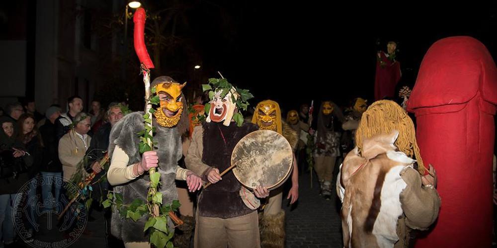 Ένας τεράστιος κόκκινος φαλλός στο Μοναστηράκι! Εικόνες από την… Φαλληφορία