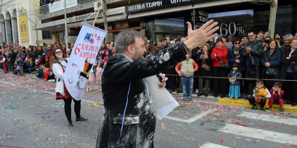 «Φερεντίνο πες αλεύρι» - Η Φωτεινή Ψυχίδου αδειάζει τον παρουσιαστή για το περιστατικό στο Καρναβάλι της Καλαμάτας