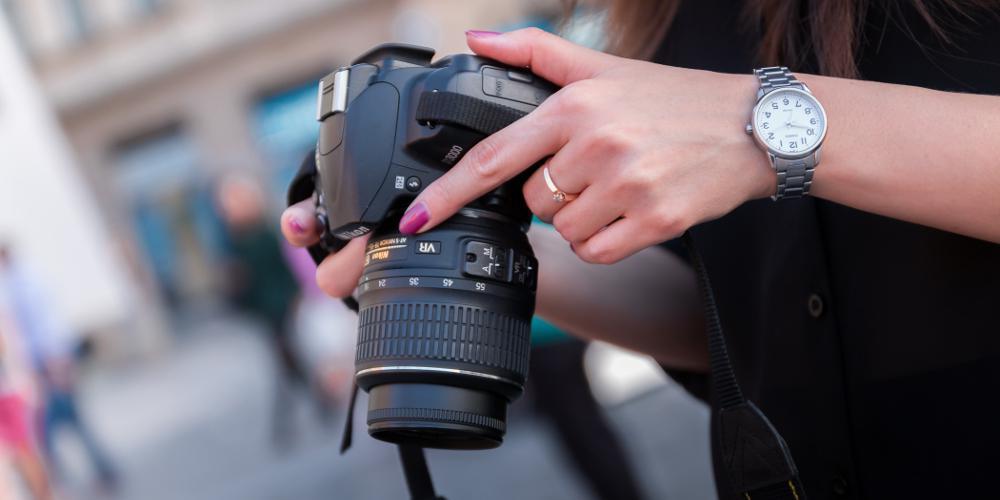 Απίστευτο: Βάζει μικρόκαμερες στο αιδοίο της και φωτογραφίζει τους εραστές της [εικόνες]