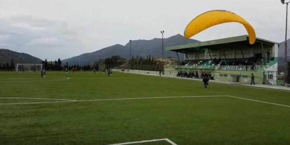 Απίστευτo: Διεκόπη αγώνας εξαιτίας…προσγείωσης αλεξιπτωτιστών! [βίντεο]