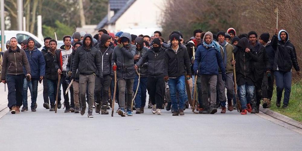 Βίαιες συγκρούσεις μεταναστών στο Καλαί – 17 οι τραυματίες