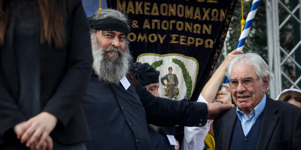 Κασιμάτης από το Σύνταγμα: Θέλουν να δώσουν την ταυτότητα μας σε ξένο λαό