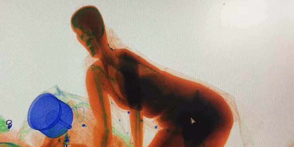 Απίστευτο βίντεο: Κινέζα μπήκε σε μηχάνημα ελέγχου αποσκευών για να μην αποχωριστεί την τσάντα της