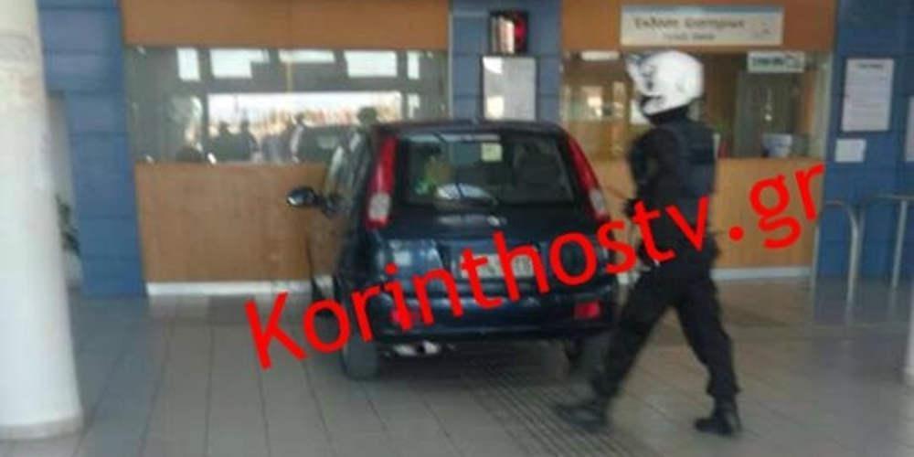 Απίστευτο: Μπήκε με το αυτοκίνητο μέσα στα εκδοτήρια του Προαστιακού! [βίντεο]