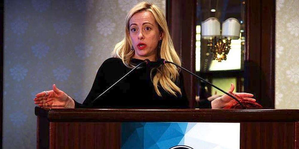 Αυτή είναι η 40άρα ακροδεξιά που θέλει να γίνει η πρώτη γυναίκα πρωθυπουργός της Ιταλίας