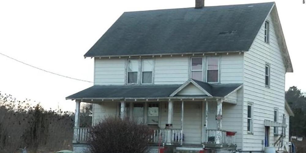 Λεσβίες ξυλοκοπούσαν ανελέητα τρία παιδιά και τα έβαζαν να τρώνε ακαθαρσίες