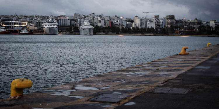 Αλλάζουν θέση στο λιμάνι του Πειραιά τα πλοία των Μινωικών γραμμών