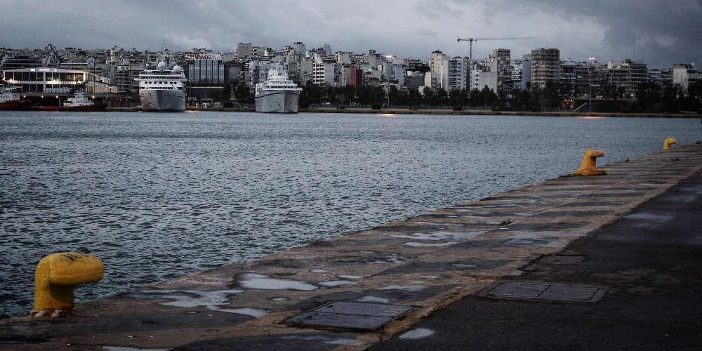 Αλλάζουν θέση στο λιμάνι του Πειραιά τα πλοία των Μινωικών γραμμών