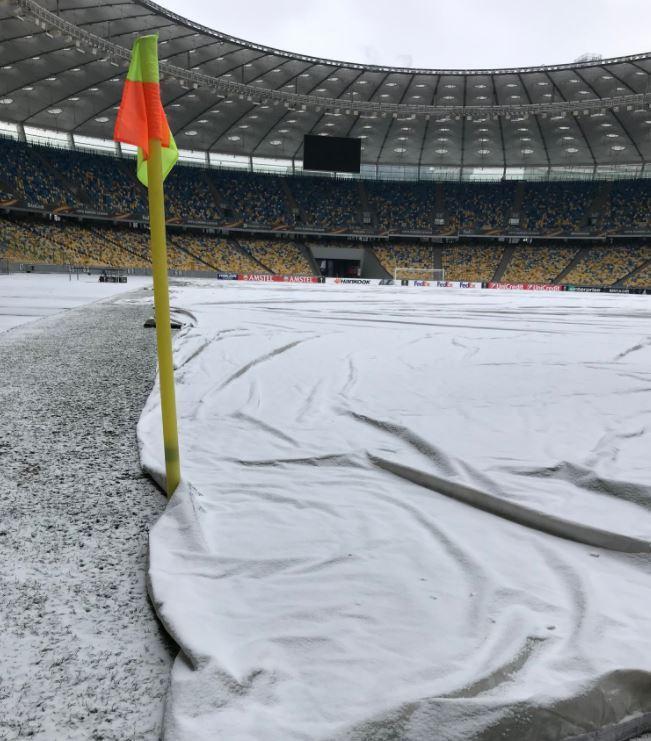 Στα λευκά ο αγωνιστικός χώρος πριν την μάχη της ΑΕΚ ενάντια στην Ντιναμό