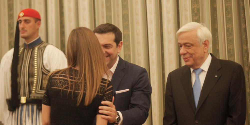 Αποκάλυψη: Πώς σχεδιάζει η κυβέρνηση να μετριάσει το πολιτικό κόστος από τη μείωση των συντάξεων