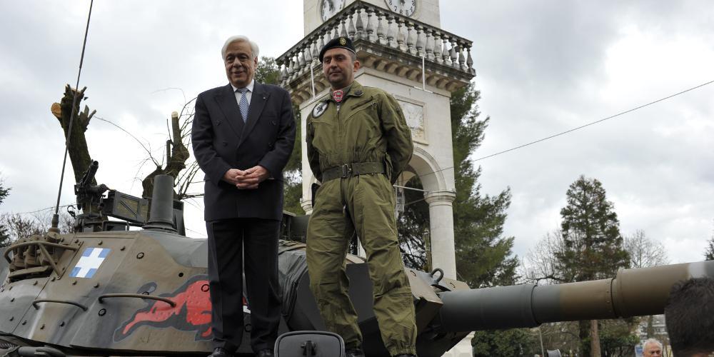 Αυστηρό μήνυμα Παυλόπουλου σε Τουρκία και ΠΓΔΜ πάνω σε άρμα μάχης [εικόνες]