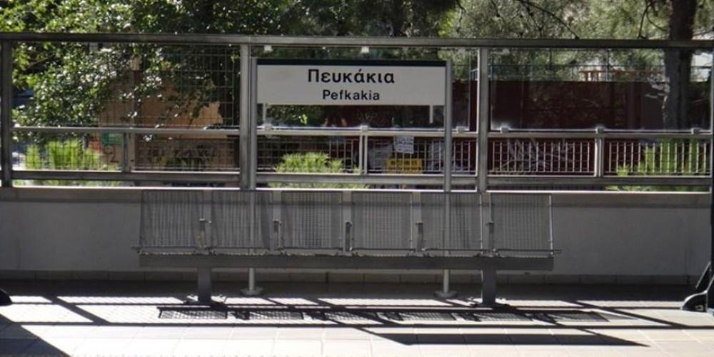 Καταδρομική επίθεση κουκουλοφόρων στον ΗΣΑΠ στα Πευκάκια