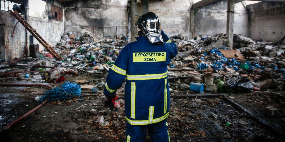 Πυρκαγιά κατέστρεψε αποθήκη ξυλείας στα Χανιά