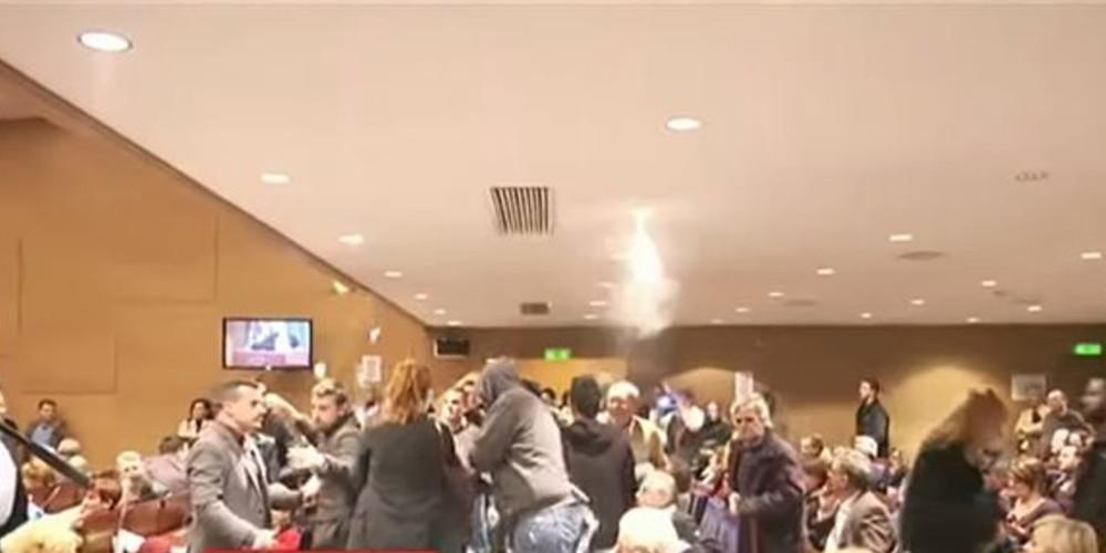 Εισβολή Ρουβίκωνα στο ΕΒΕΑ ενώ μιλούσε ο Τσακαλώτος