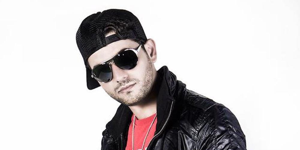 Ο ομογενής τραγουδιστής So Tiri διαδηλώνει στην Times Square για το Σκοπιανό [βίντεο]