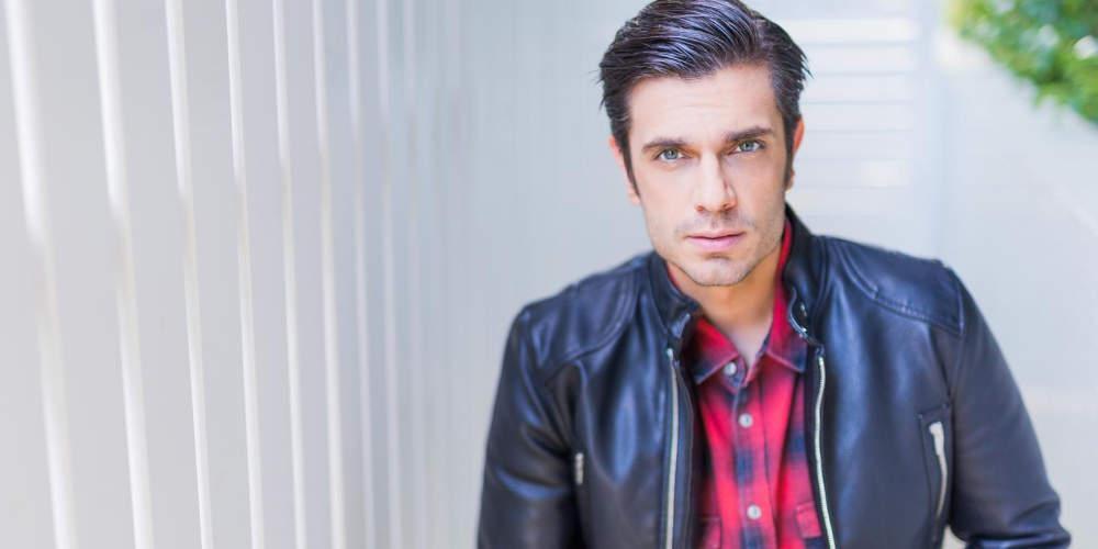 Απίστευτο: Πέταξε το σουτιέν της ενώ τραγουδούσε ο Μύρωνας Στρατής [βίντεο]