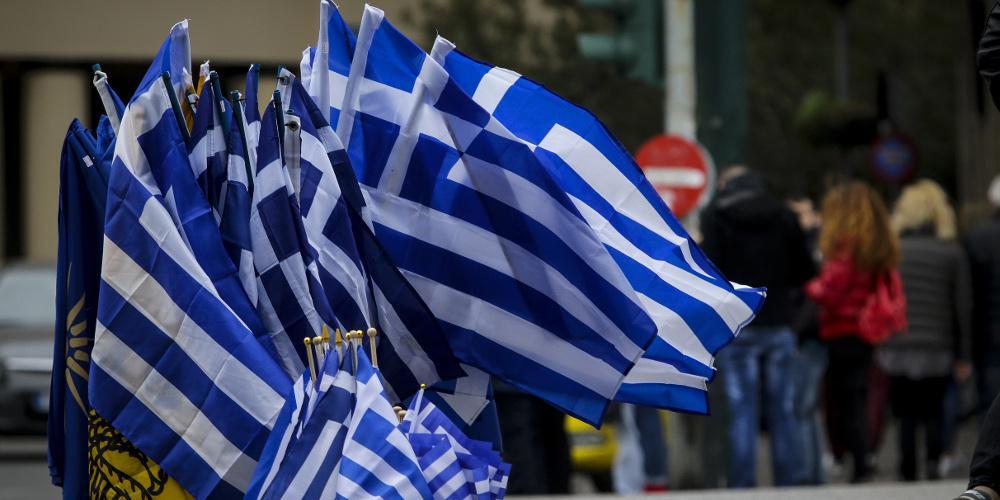 Με τραγούδια και συνθήματα από νωρίς το πρωί στο Σύνταγμα οι διαδηλωτές για τη Μακεδονία [βίντεο]