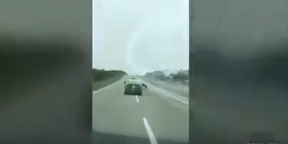 Ατρόμητος τροχονόμος πήδηξε στο καπό ταξιτζή και σύρθηκε για χιλιόμετρα! [βίντεο]