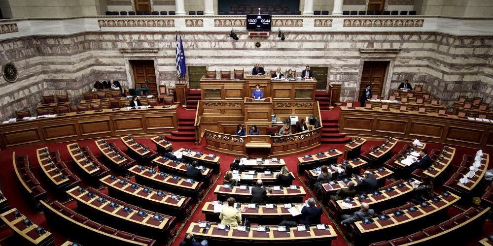 Τα όχι, τα ναι και οι αποχές στην ψηφοφορία στην Βουλή για την αναδοχή σε ομόφυλα ζευγάρια