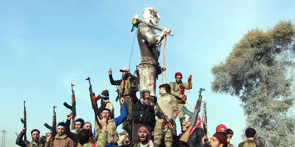 Λύσσα Τούρκων στην Αφρίν: Καίνε, σπάνε αγάλματα και κρεμάνε σημαίες