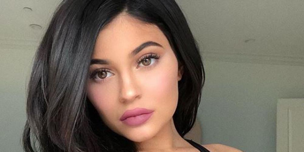 Η Κάιλι Τζένερ ξανθιά ποζάροντας μόνο με το μπουρνούζι [εικόνα]