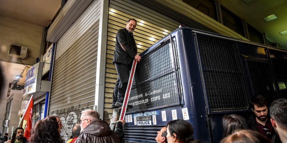 Απίστευτη καταγγελία Λαφαζάνη για τα ΜΑΤ: Έβαλαν στη διαπασών Σφακιανάκη ενώ μιλούσε